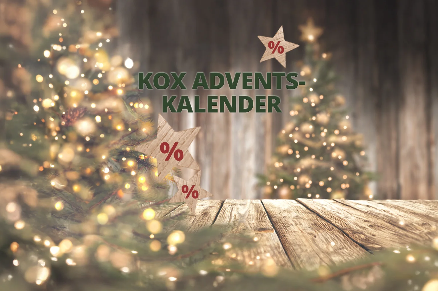 Kerstdecor met wazige verlichte kerstbomen, houten achtergrond en houten sterren met procenttekens, in het midden de tekst KOX Adventskalender.