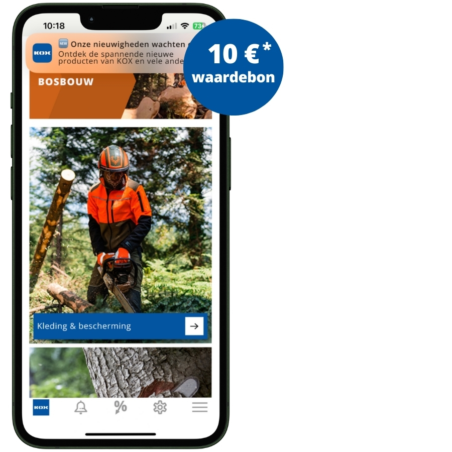 Een smartphonescherm toont de interface van de KOX-app. Rechtsboven is een reclamebanner met een blauwe cirkel waarin staat: 10 € tegoedbon. Daaronder bevindt zich de sectie BOS, met een afbeelding van een bosarbeider in oranje-zwarte beschermende kleding en een helm, die werkt met een kettingzaag. Direct onder de afbeelding staat een blauwe knop met de tekst: Kleding & Bescherming. Onderaan het scherm zijn navigatiepictogrammen te zien.